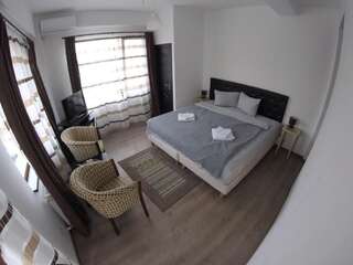 Проживание в семье Cochet Accommodation Пьятра-Нямц Номер с кроватью размера «king-size» и балконом-5
